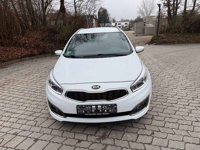 Weiß Gebraucht 2016 Kia Ceed Kleinwagen | 7.999 € (Guter Preis) - Bild 1/4