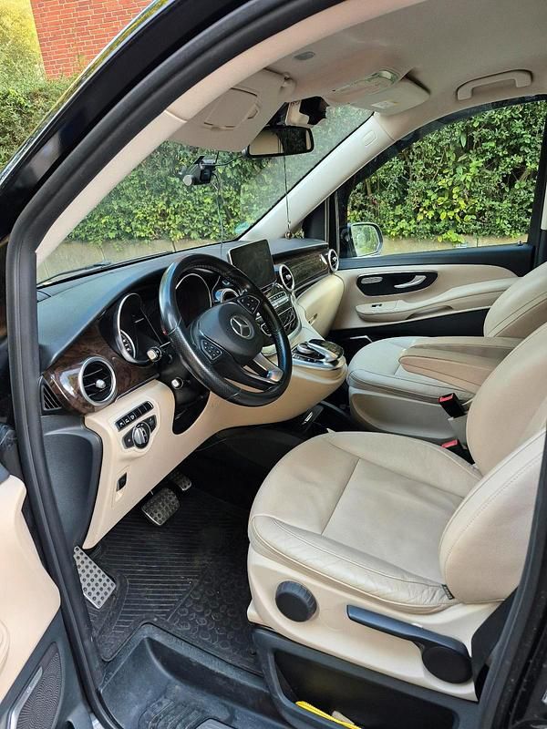 Schwarz Gebraucht 2015 Mercedes V250 Van / Kleinbus | 27.900 € (Fairer Preis) - Bild 1/4