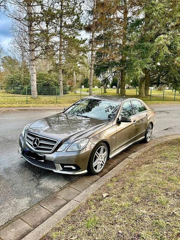 Grau Gebraucht 2011 Mercedes E350 Limousine | 8.400 € (Guter Preis) - Bild 1/4
