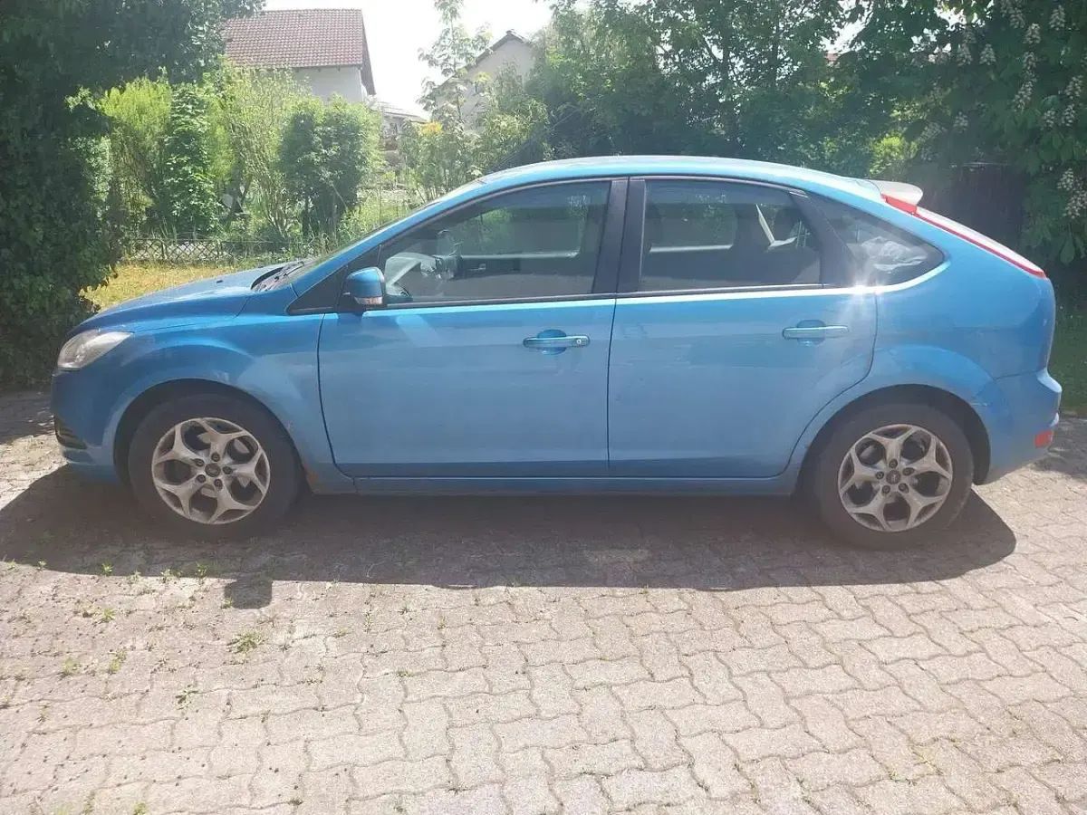 Używany Ford Focus 101 KM (74 kW) 2010 Niebieski Sedan/Limuzyna