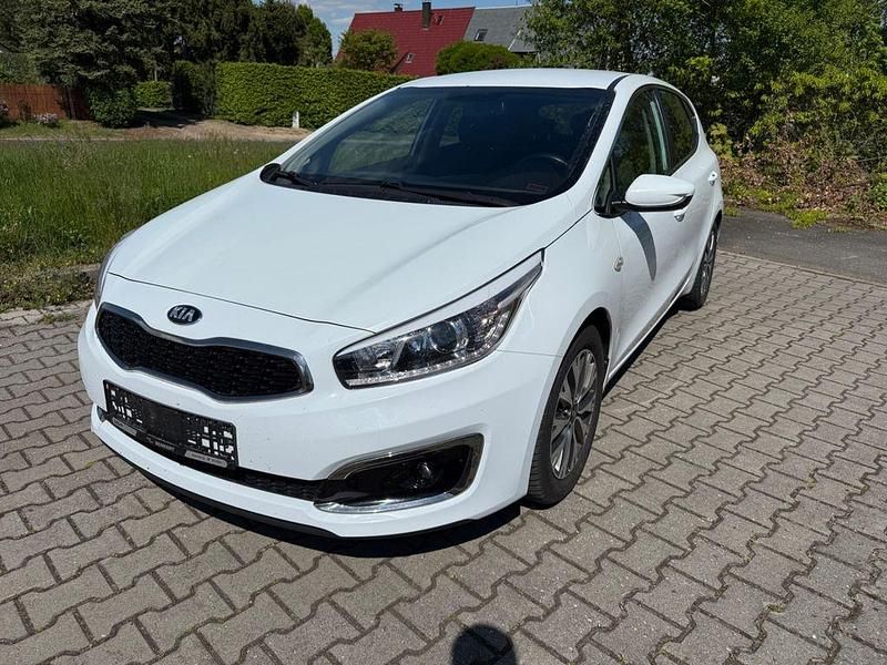 Gebraucht Kia Ceed DREAM-TEAM Edition 136 PS (100 kW) 2016 Weiß Kleinwagen