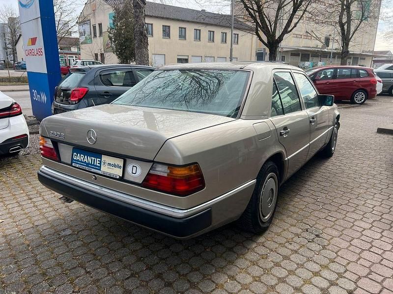 Gebraucht Mercedes E260 160 PS (117 kW) 1990 Silber Limousine
