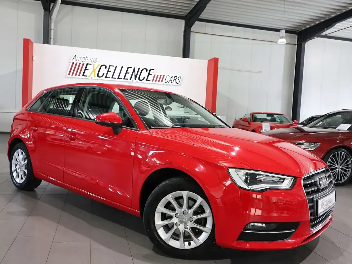 Gebraucht Audi A3 Attraction 150 PS (110 kW) 2015 Brillantrot Limousine