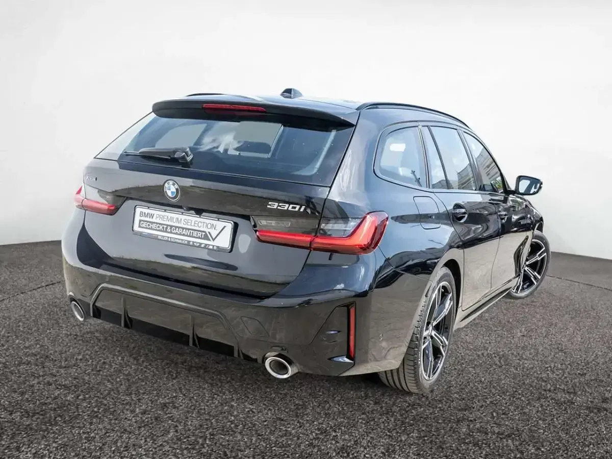 Gebraucht BMW 330 M Sport 245 PS (180 kW) 2025 Saphirschwarz Kombi