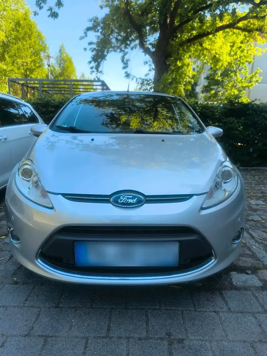 Gebraucht Ford Fiesta Titanium 96 PS (70 kW) 2012 Silber Kleinwagen