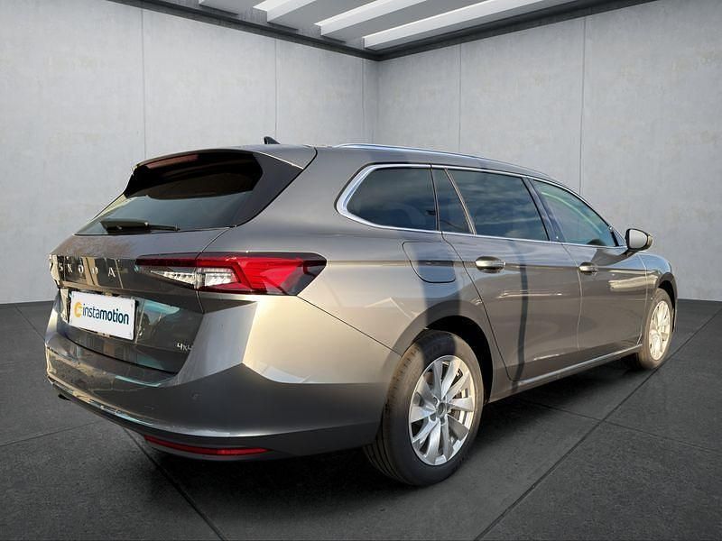 Neu Skoda Superb 193 PS (141 kW) 2025 Grau Kombi