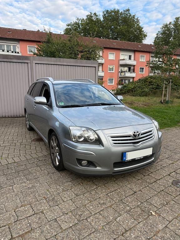 Grau Gebraucht 2007 Toyota Avensis Kombi | 2.300 € (Etwas zu teuer) - Bild 1/4
