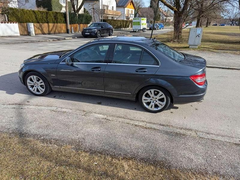 Grau Gebraucht 2009 Mercedes C220 Avantgarde Limousine | 7.600 € (Fairer Preis) - Bild 1/4