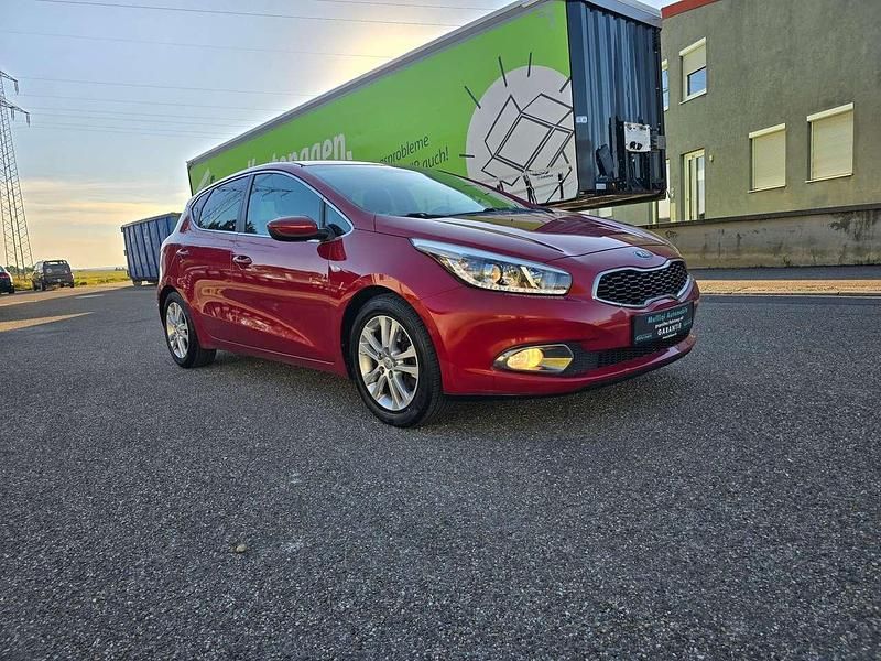 Gebraucht Kia Ceed DREAM-TEAM Edition 135 PS (99 kW) 2014 Rot Kleinwagen