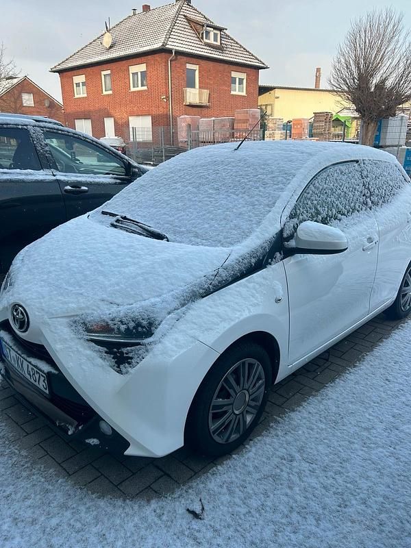 Weiß Gebraucht 2021 Toyota Aygo Team Kleinwagen | 9.990 € (Fairer Preis) - Bild 1/4