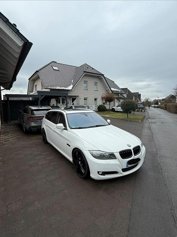 Weiß Gebraucht 2011 BMW 325 Kombi | 7.990 € - Bild 1/4