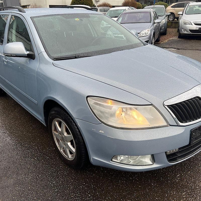 Gebraucht Skoda Octavia Ambiente 160 PS (117 kW) 2010 Grau Kombi