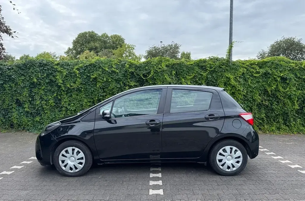 Gebraucht Toyota Yaris Basis 69 PS (50 kW) 2017 Schwarz Limousine