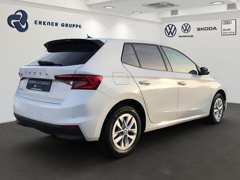 Gebraucht Skoda Fabia Ambition 95 PS (69 kW) 2022 Moonweiß perleffekt Limousine