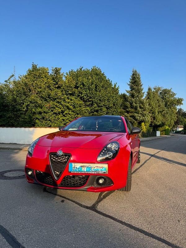 Rot Gebraucht 2016 Alfa Romeo Giulietta Veloce Kleinwagen | 13.600 € (Guter Preis) - Bild 1/4