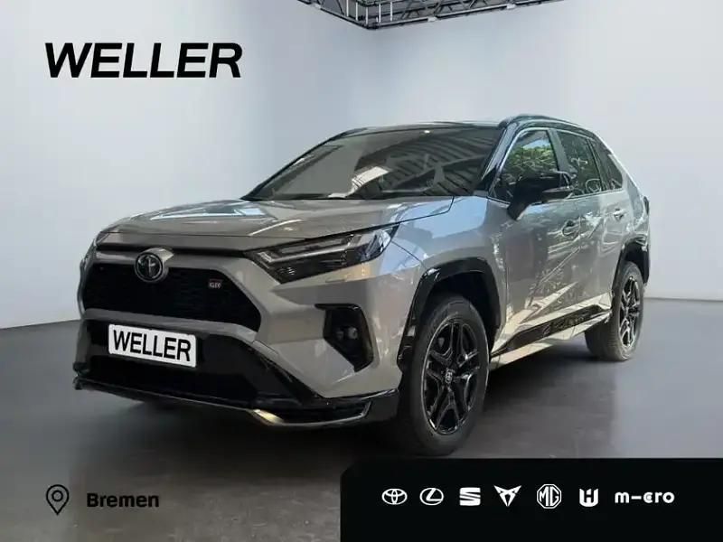 Lichtsilber metallic / tiefschwarz metallic Neu 2025 Toyota RAV4 Hybrid SUV | 62.990 € (Teuer) - Bild 1/3