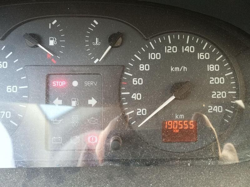 Gelb Gebraucht 2000 Renault Mégane Limousine | 1.775 € (Fairer Preis) - Bild 1/4