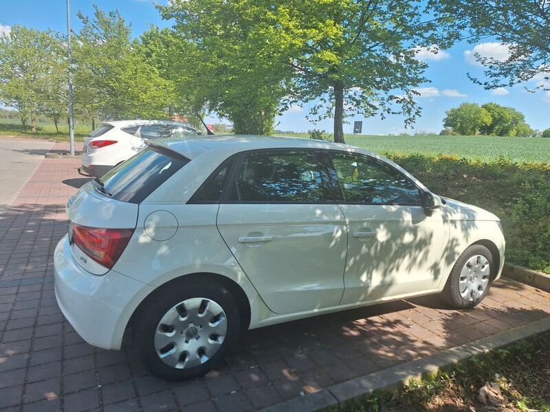 Weiß Gebraucht 2012 Audi A1 Sportback Attraction Kleinwagen | 10.000 € (Fairer Preis) - Bild 1/4