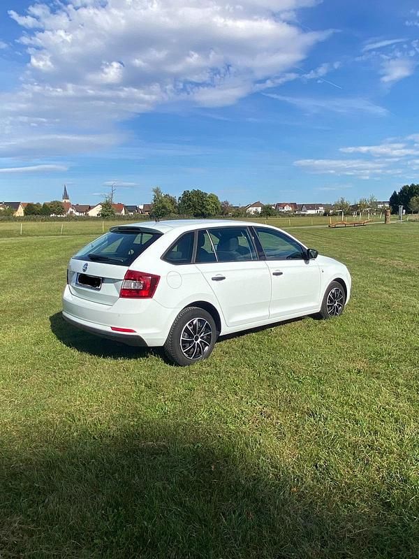 Weiß Gebraucht 2015 Skoda Rapid Cool Edition Limousine | 2.750 € (Superpreis) - Bild 1/4
