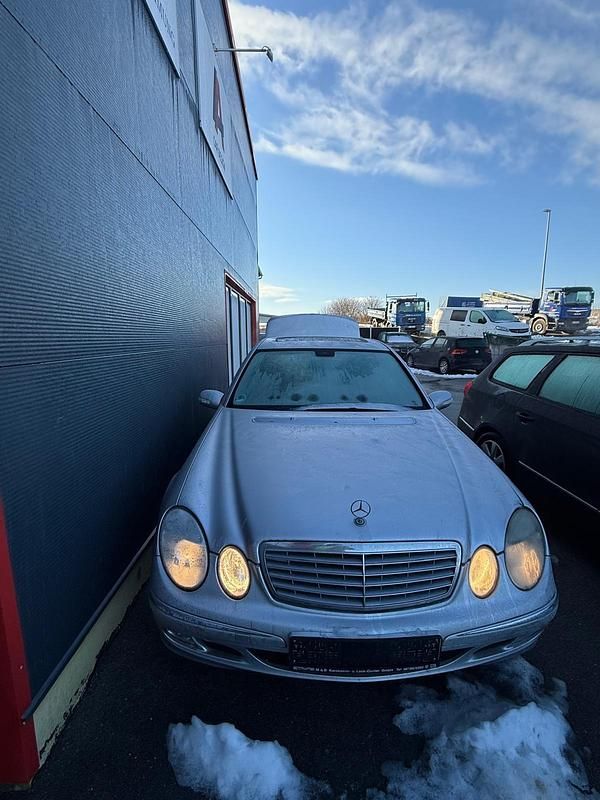 Silber Gebraucht 2003 Mercedes E270 Limousine | 3.100 € (Guter Preis) - Bild 1/4