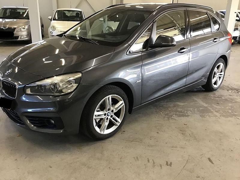 Grau Gebraucht 2017 BMW 216 Active Tourer Sport Line Van / Kleinbus | 13.990 € (Fairer Preis) - Bild 1/4