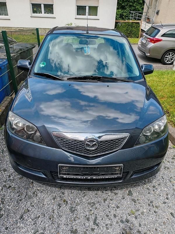 Grau Gebraucht 2007 Mazda 2 Limousine | 2.600 € (Fairer Preis) - Bild 1/3