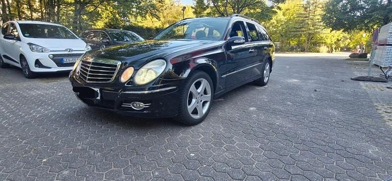 Schwarz Gebraucht 2005 Mercedes E320 Avantgarde Limousine | 3.300 € (Superpreis) - Bild 1/4