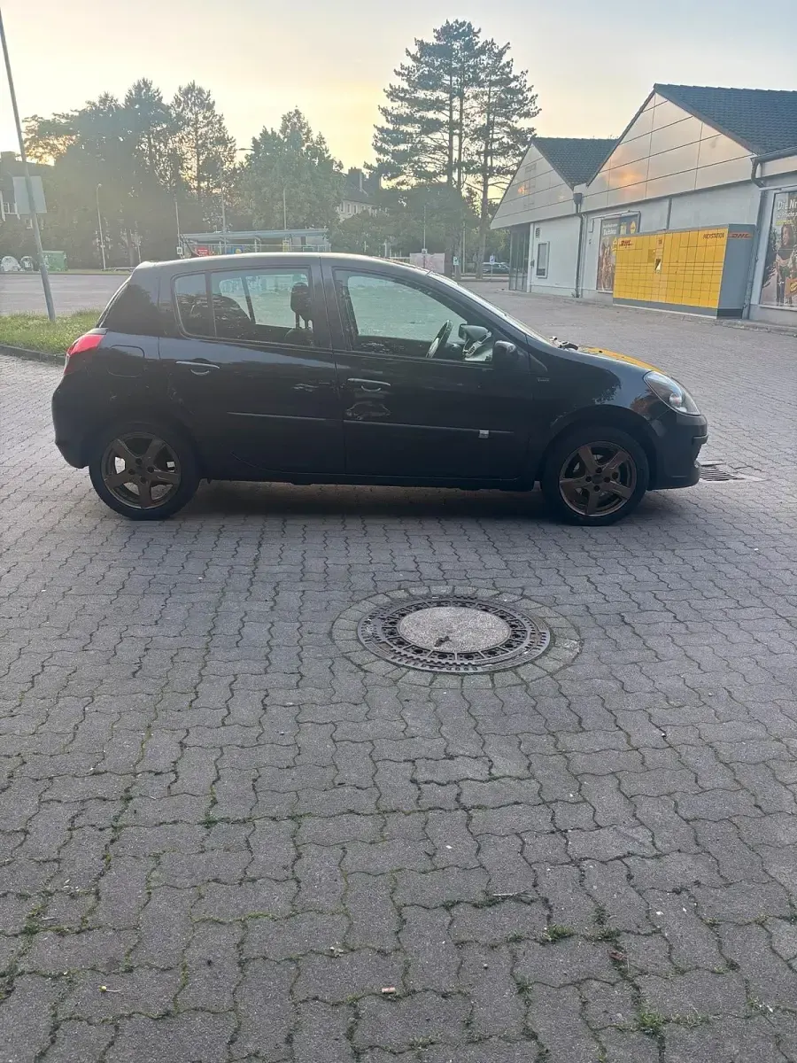 Gebraucht Renault Clio III 75 PS (55 kW) 2012 Schwarz Kleinwagen