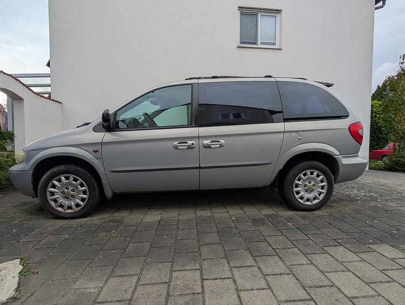 Silber Gebraucht 2001 Chrysler Voyager Van / Kleinbus | 2.490 € (Fairer Preis) - Bild 1/4