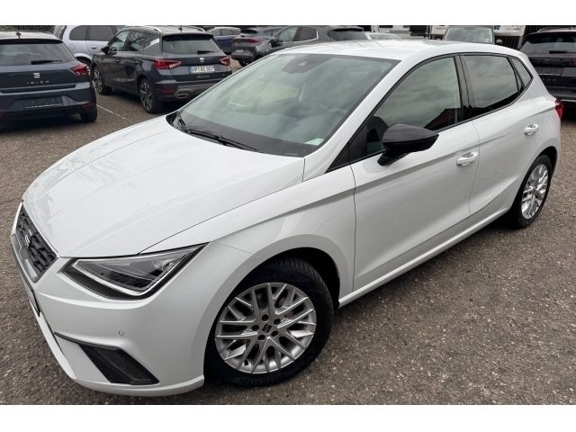 Weiß Gebraucht 2024 Seat Ibiza FR Kleinwagen | 22.950 € (Etwas zu teuer) - Bild 1/4