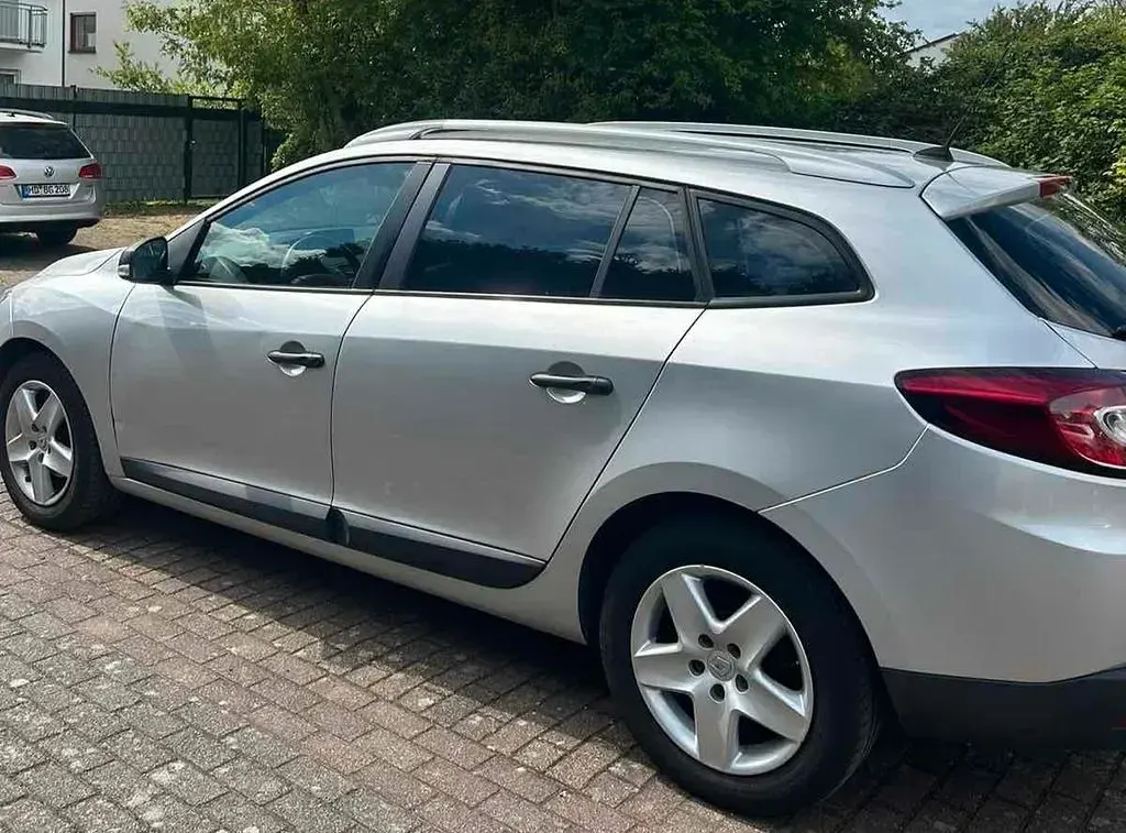 Używany Renault Mégane 106 KM (77 kW) 2011 Srebrny Sedan/Limuzyna