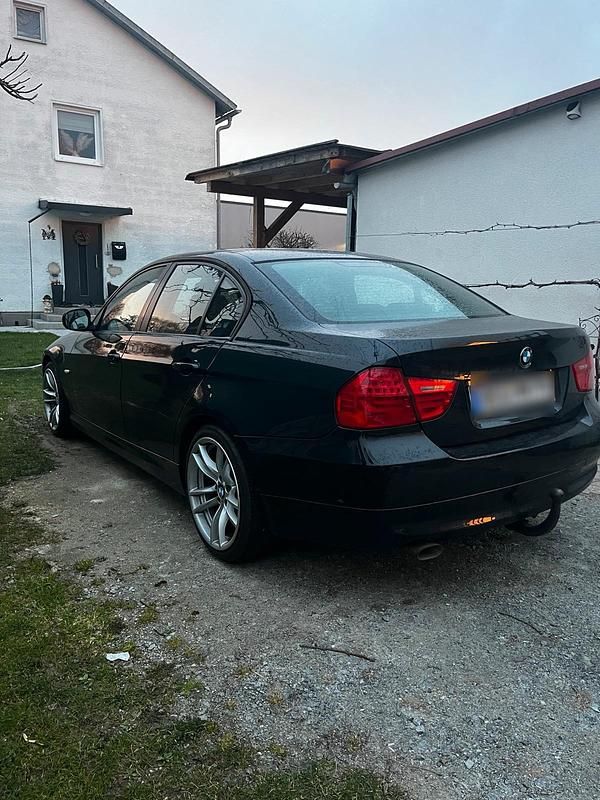 Gebraucht BMW 318 145 PS (106 kW) 2012 Schwarz Limousine