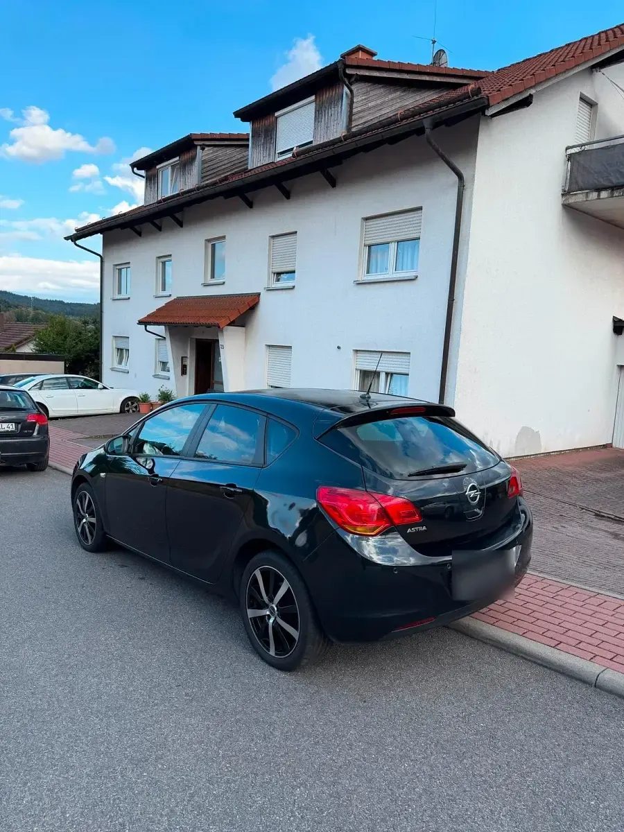 Gebraucht Opel Astra 105 PS (77 kW) 2011 Schwarz Limousine