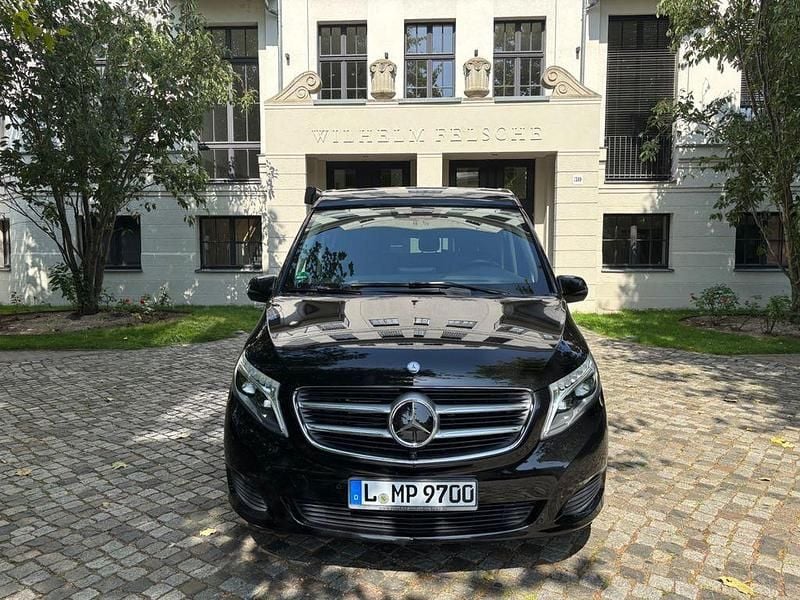 Schwarz Gebraucht 2017 Mercedes V250 Marco Polo Van / Kleinbus | 51.900 € (Guter Preis) - Bild 1/4