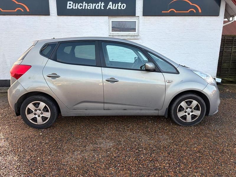 Silber Gebraucht 2015 Kia Venga Intro Edition Kleinwagen | 5.000 € (Fairer Preis) - Bild 1/4