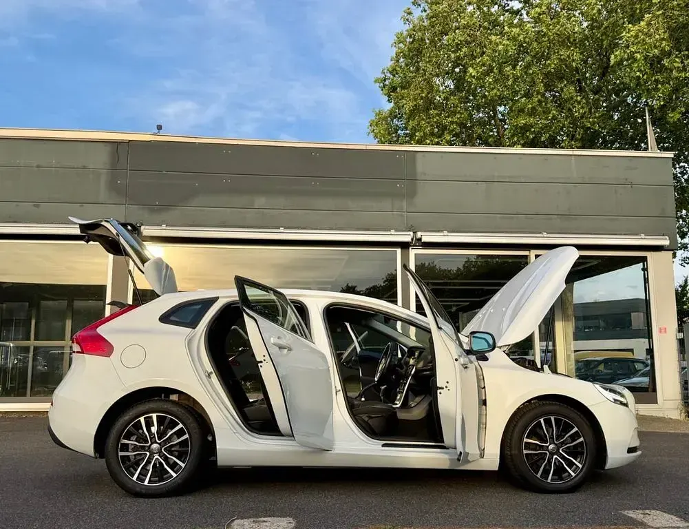 Gebraucht Volvo V40 120 PS (88 kW) 2016 Weiß Limousine
