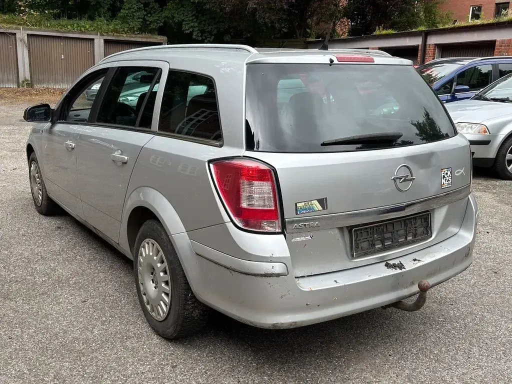 Gebraucht Opel Astra Selection 116 PS (85 kW) 2011 Silber Limousine