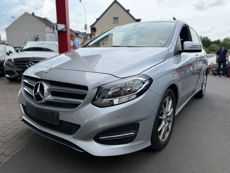 Silber Gebraucht 2015 Mercedes B180 Van / Kleinbus | 12.599 € (Guter Preis) - Bild 1/4