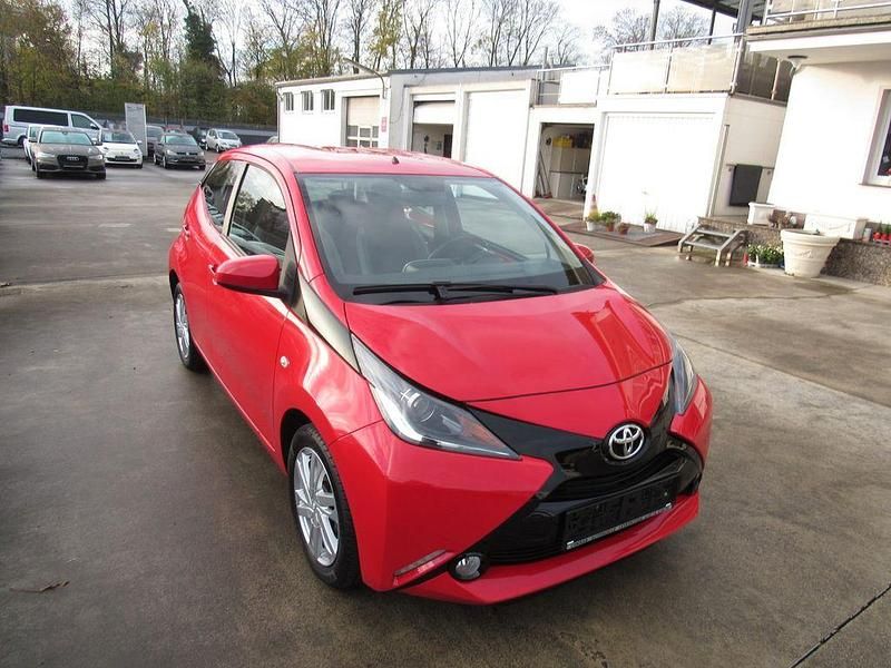 Gebraucht Toyota Aygo X-play 69 PS (50 kW) 2017 Rot Kleinwagen