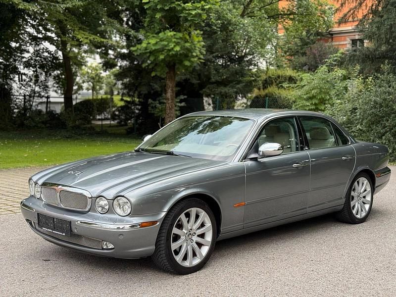 Grau Gebraucht 2004 Jaguar XJ8 Classic Limousine | 5.900 € (Superpreis) - Bild 1/4