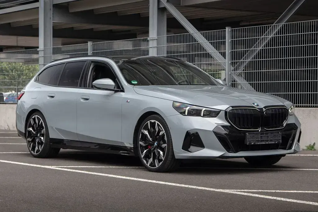 Gebraucht BMW 540 M Sport 303 PS (222 kW) 2025 Grau Limousine