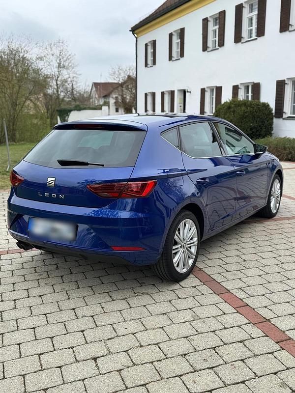 Używany Seat Leon XCELLENCE 180 KM (132 kW) 2018 Niebieski Hatchback
