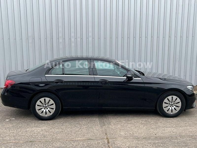 Gebraucht Mercedes E220 194 PS (142 kW) 2020 Obsidianschwarz  metalliclack Limousine