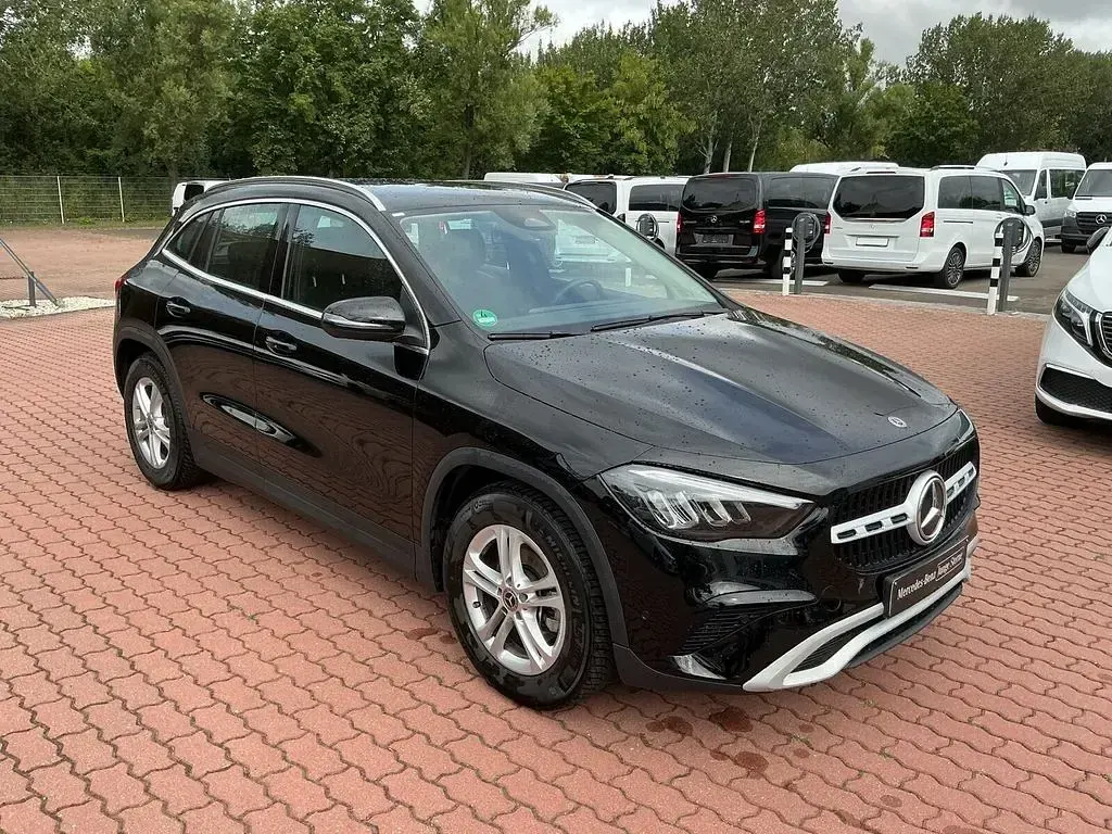 Gebraucht Mercedes GLA200 163 PS (119 kW) 2026 Schwarz SUV