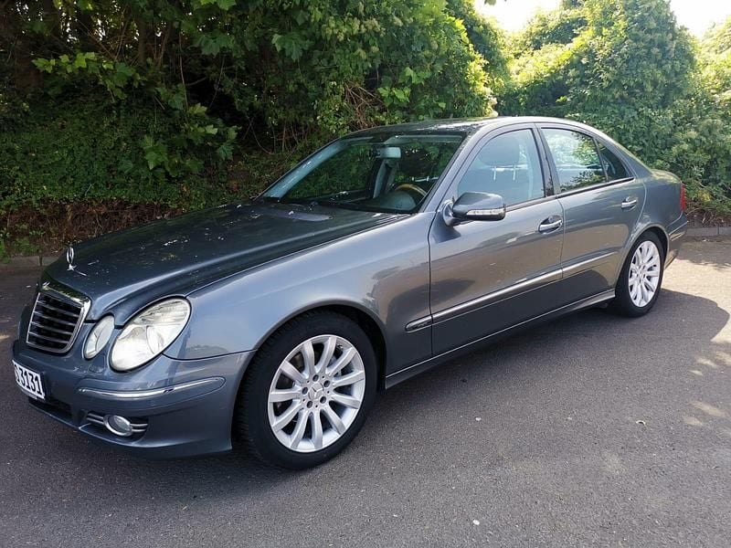 Grau Gebraucht 2007 Mercedes E320 Avantgarde Limousine | 5.900 € (Fairer Preis) - Bild 1/4