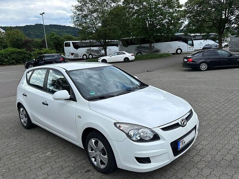 Weiß Gebraucht 2009 Hyundai i30 Limousine | 4.400 € (Etwas zu teuer) - Bild 1/4