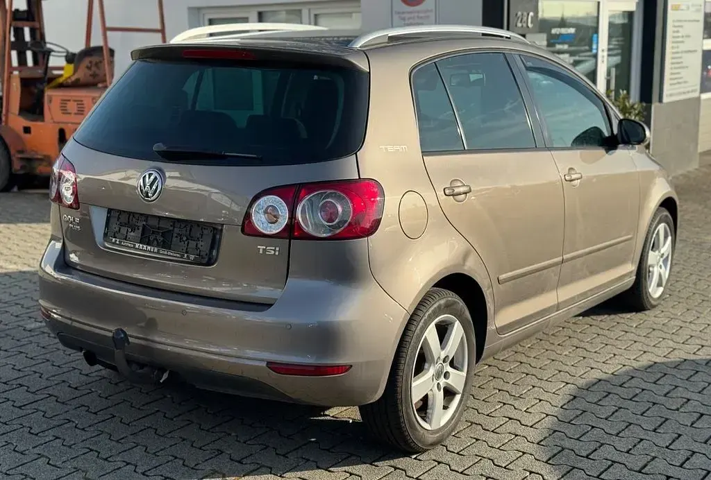 Gebraucht VW Golf VI 105 PS (77 kW) 2011 Kaschmirbraun metallic Kleinwagen