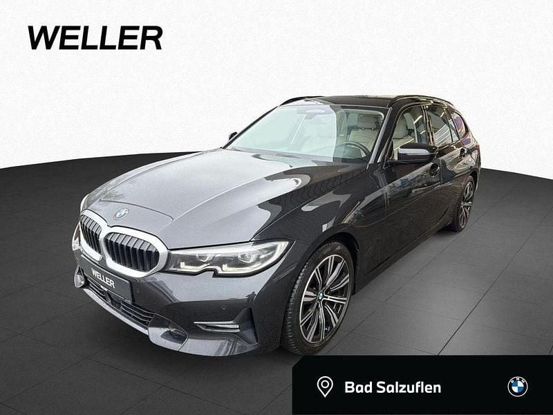 Black sapphire (schwarz) Gebraucht 2021 BMW 320 Shadowline Kombi | 27.180 € (Fairer Preis) - Bild 1/4