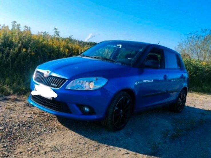Blau Gebraucht 2013 Skoda Fabia vRS Kleinwagen | 10.750 € - Bild 1/4