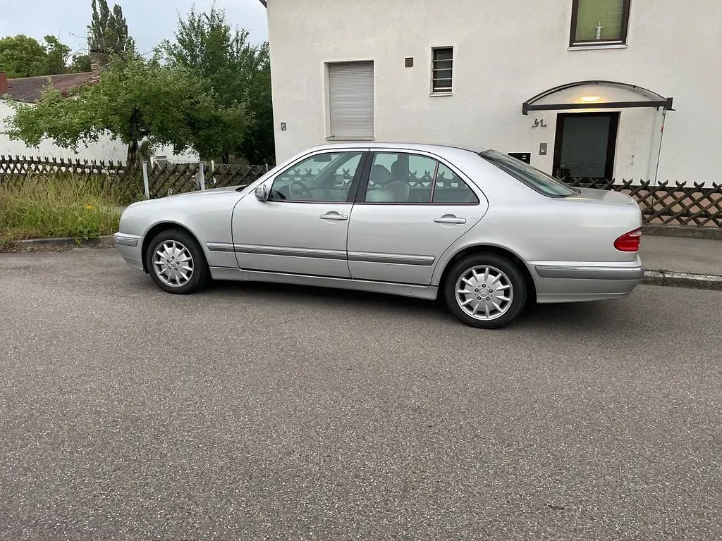 Gebraucht Mercedes E280 Avantgarde 204 PS (150 kW) 2000 Silber Limousine